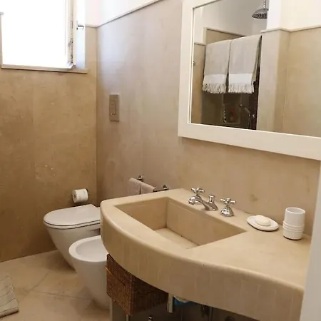 La Guardia Villa